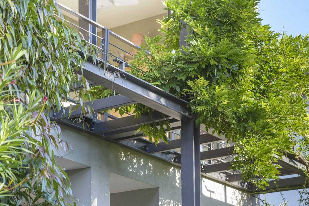 Veranda in metallo affacciata sul giardino