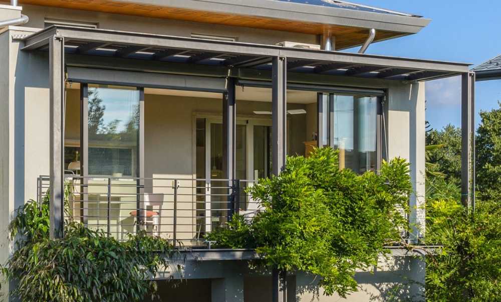 Veranda in metallo affacciata sul giardino