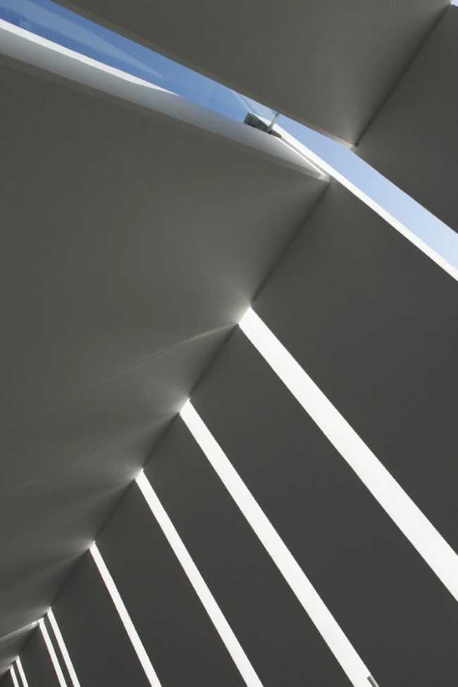 Gioco di luci e ombre per l'ampliamento di un cimitero