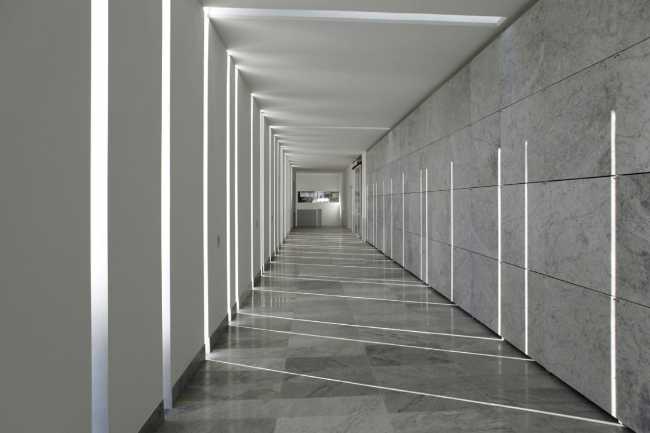 Cimitero ampliato in marmo bianco