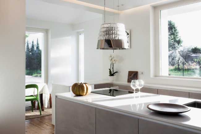 Interno casa di campagna dai colori tenui