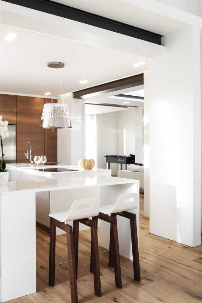 Interno casa di campagna bianco e legno