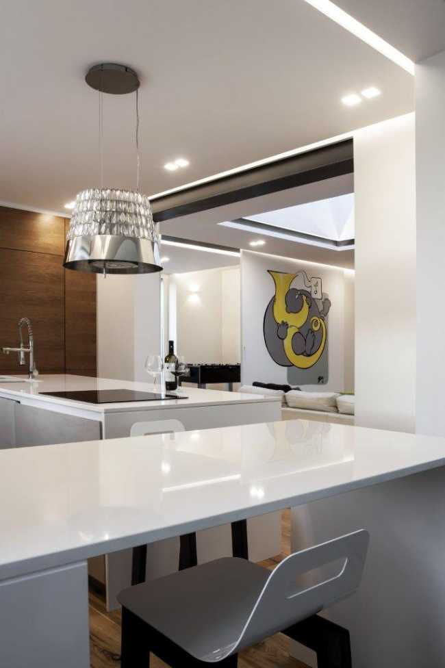 Cucina casa di campagna con sedie alte