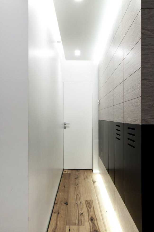 Corridoio con parete bianca e parete riflettente