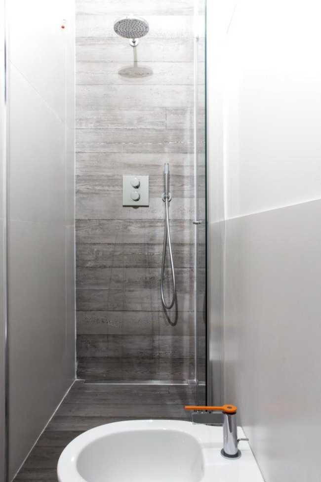 Bagno bianco e grigio