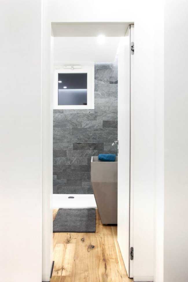 Bagno con colori grigi e legno