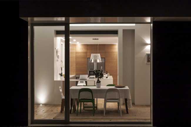 Vetrata sull'interno di una casa in campagna