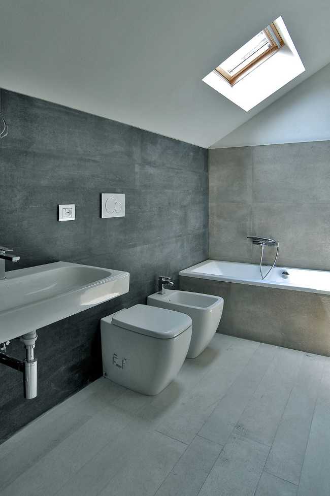 Bagno con pietra grigia e chiara