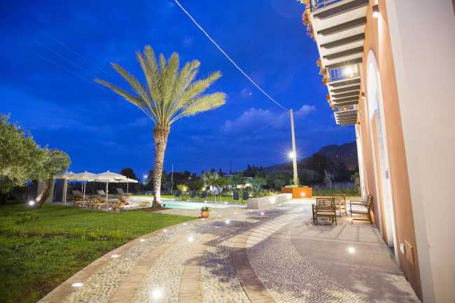 Illuminazione a pavimento nella parte esterna della villa