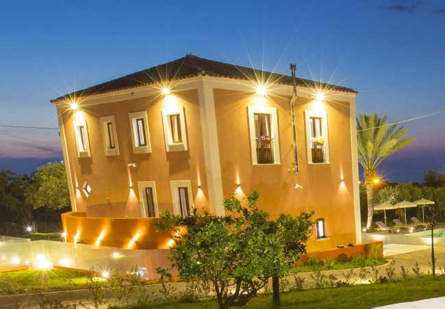 Villa storica illuminata