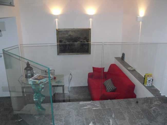 Interno villa con balaustra in vetro