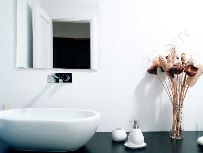 Dettaglio sala da bagno fiori finti