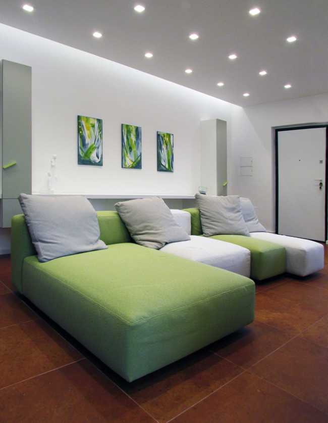 Salotto con luci incassate a soffitto e illuminazione incassata