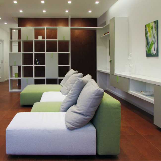 Salotto colorato e illuminato