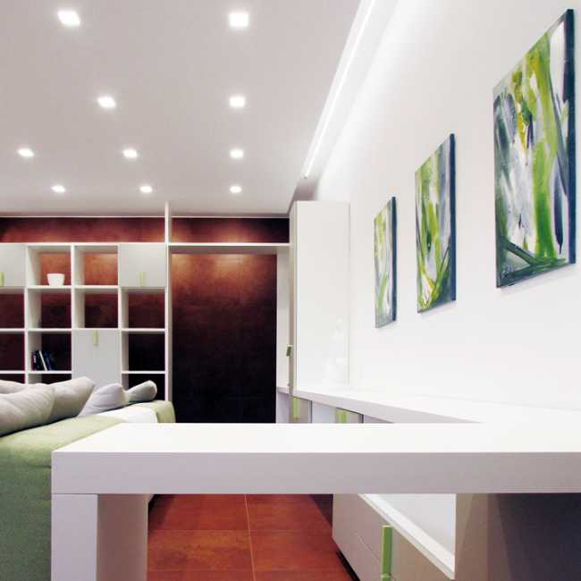 Salotto colorato e illuminato