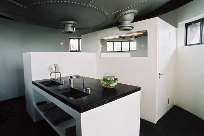 Interno in bianco e nero di una torre