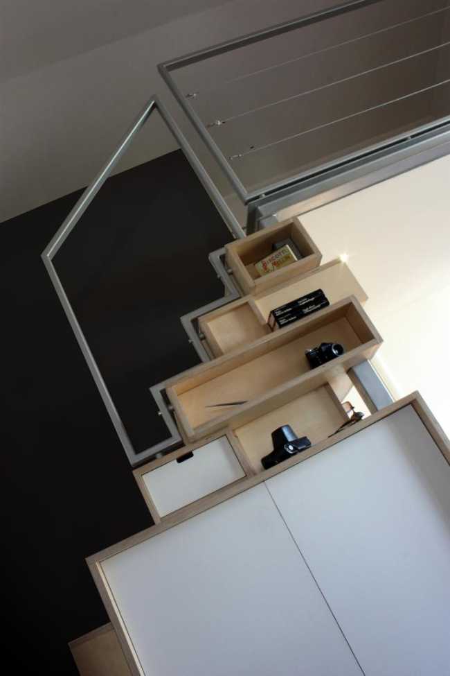 Scalinata in legno con balaustra in metallo