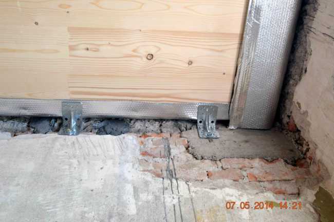 Dettaglio dell'aggancio della struttura metallica all'edificio storico