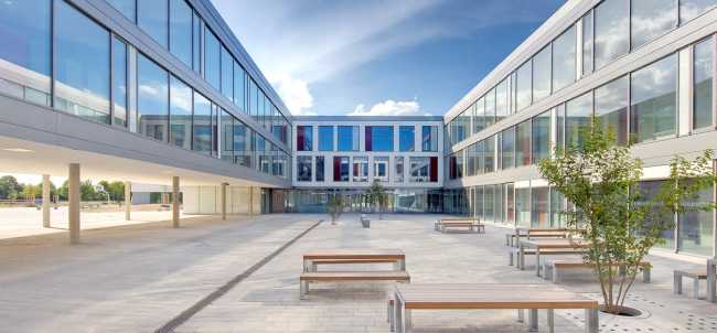 Edificio con fachada de vidrio