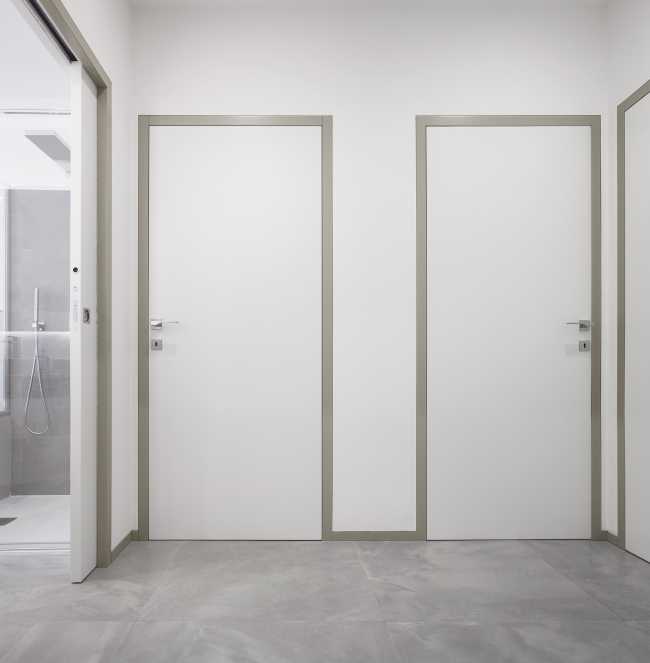 Puertas y espacios interiores.