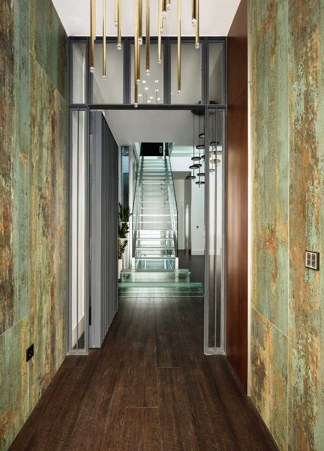 interno carta da parati scala in vetro e metallo