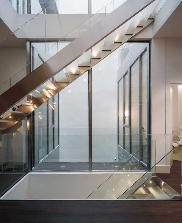 vetrata su patio e scala in vetro e metallo