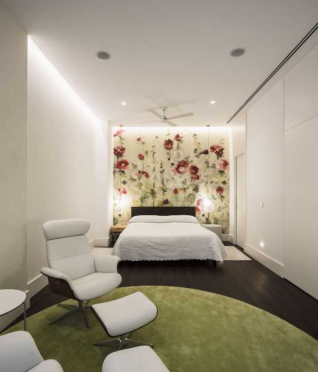 camera da letto tappeto verde luce indiretta