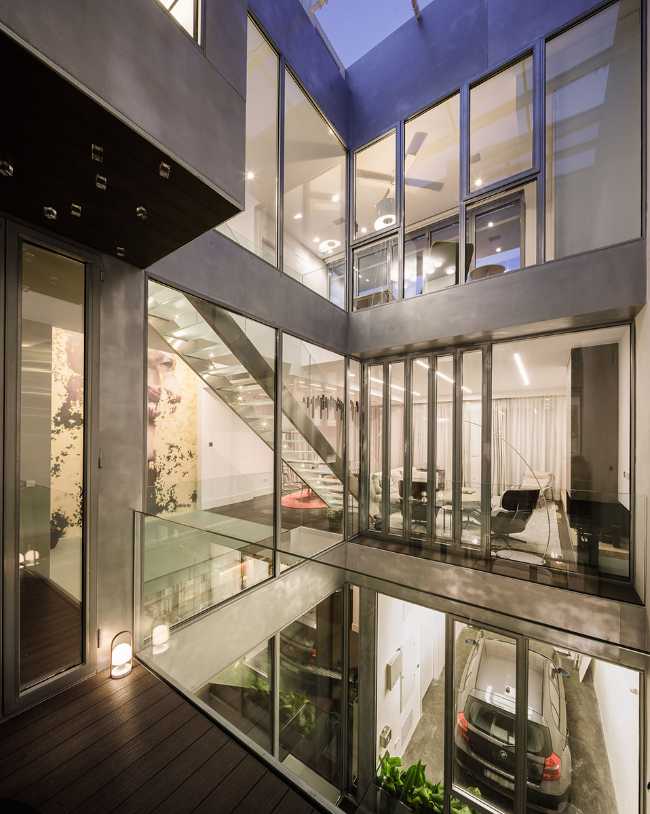 casa torre vetrata su patio