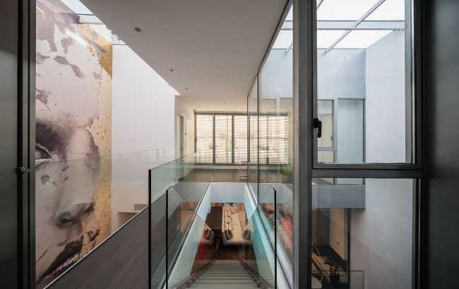 ballatoio distribuzione zona notte pavimento in legno scala in vetro