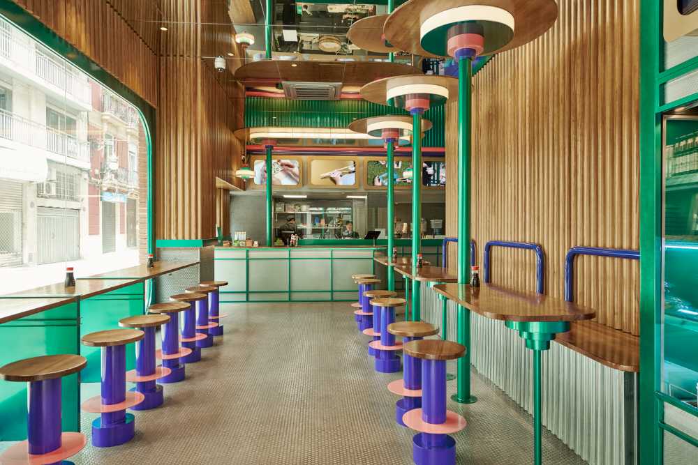 Restaurante paredes tapicería madera muebles de color