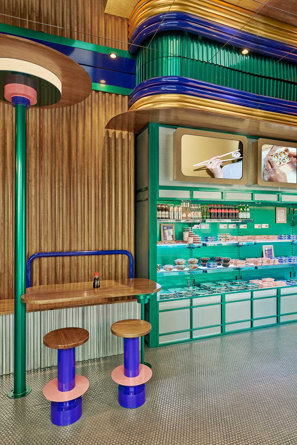 revestimiento de madera taburetes de color verde mostrador