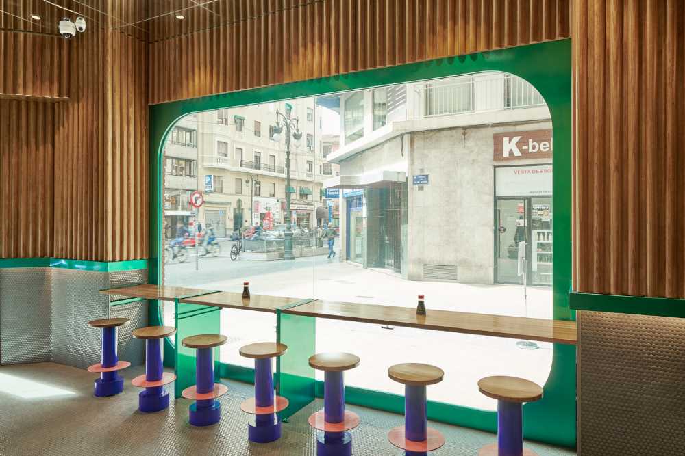 revestimiento de madera taburetes de color verde mostrador