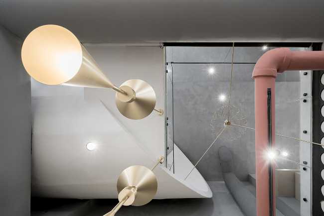 laboratorio de investigación tubos rosa y lámparas de oro