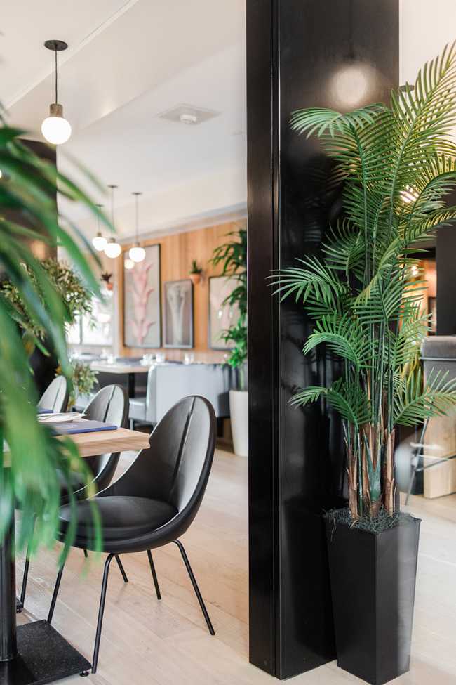 concept store restaurant wall-clad black leather seats