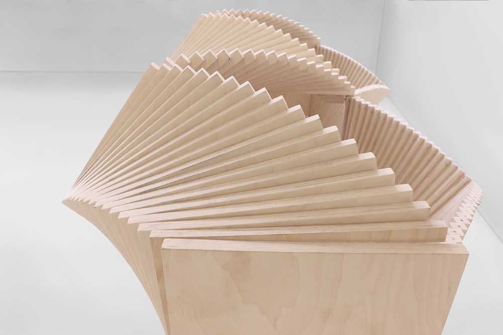 cabinet in legno con apertura in movimento