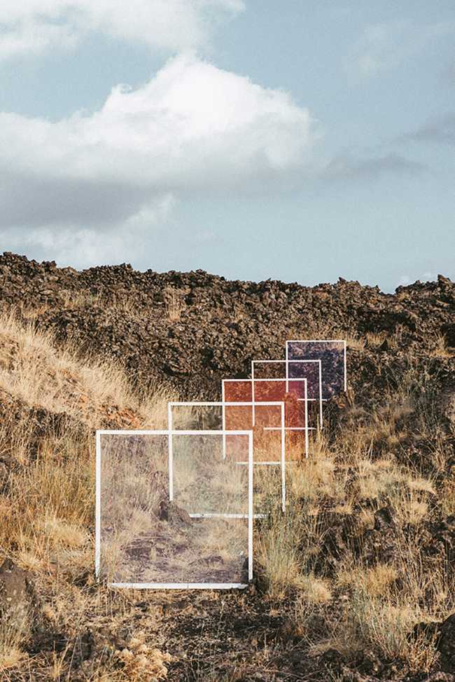 etna fotografia installazione  vetri colorati