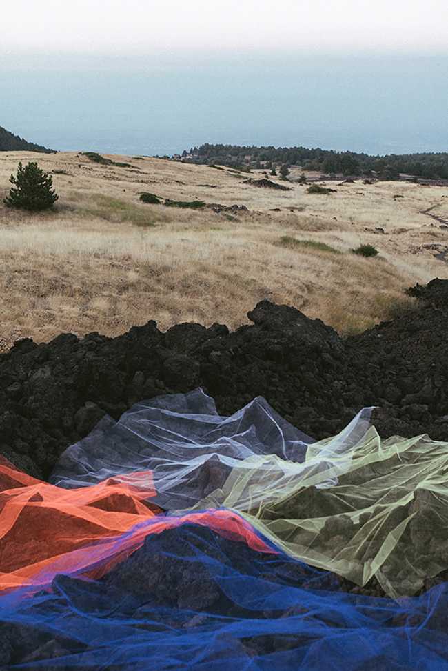 etna fotografia installazione  teli colorati