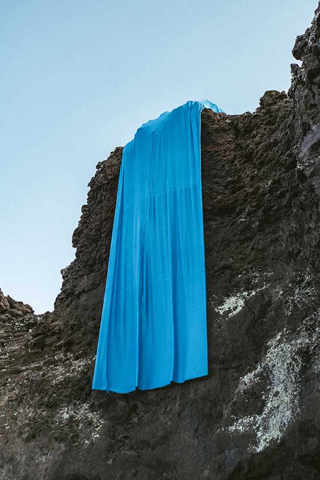 etna fotografia installazione  telo azzurro