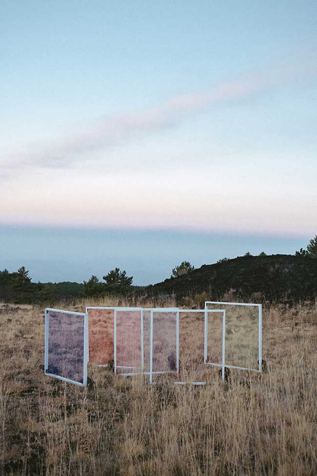 etna fotografia installazione  prato vetri colorati