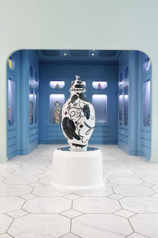 Groninger Museum spazio espositivo pareti contenitive azzurre e pavimento in pietra bianco