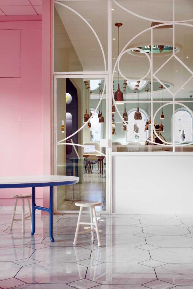 parete armadio rosa e divisorio in metallo