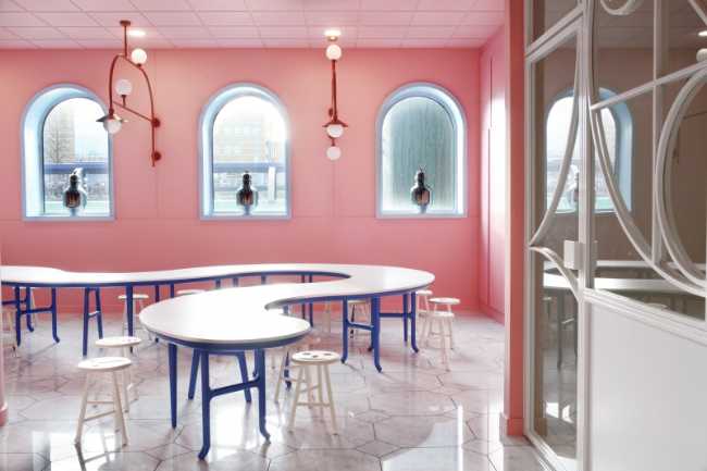 Groninger Museum tavolo continuo curvo bianco