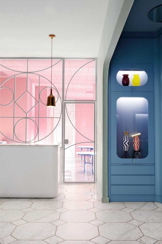 parete azzurra e pavimento bianco