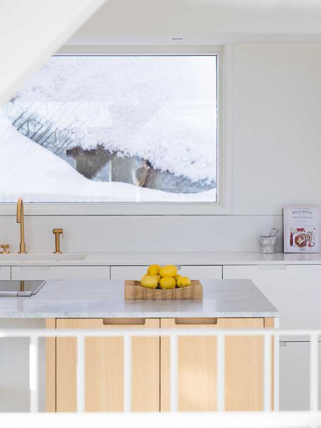 Interni minimal bianco e legno