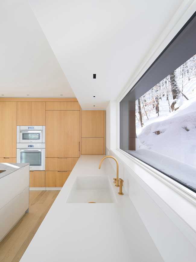 Finestra orizzontale sul piano cucina