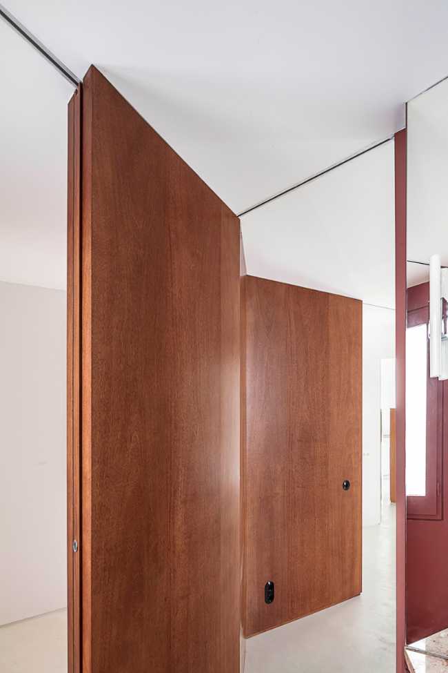 The furniture defines a completely white apartment