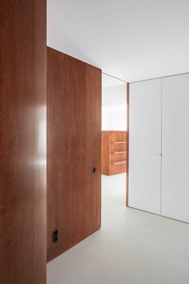 White and wood for the renovation of an apartment