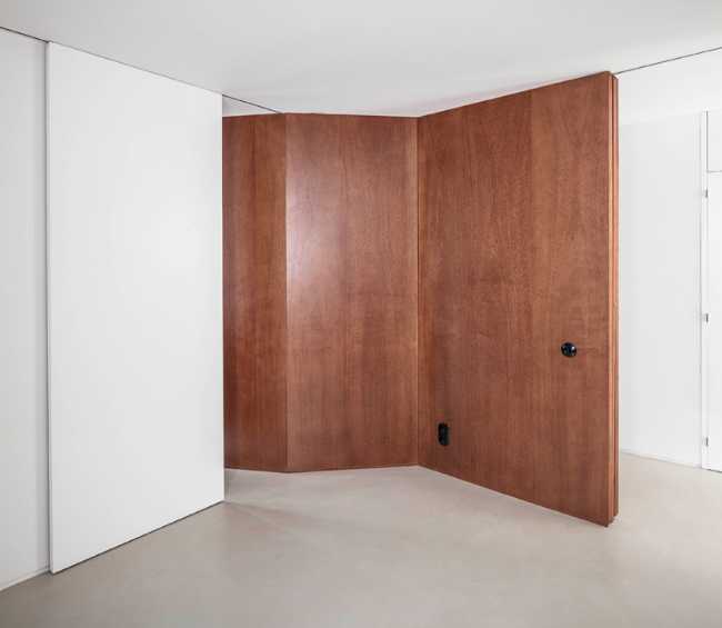 Furniture with sinuous shapes