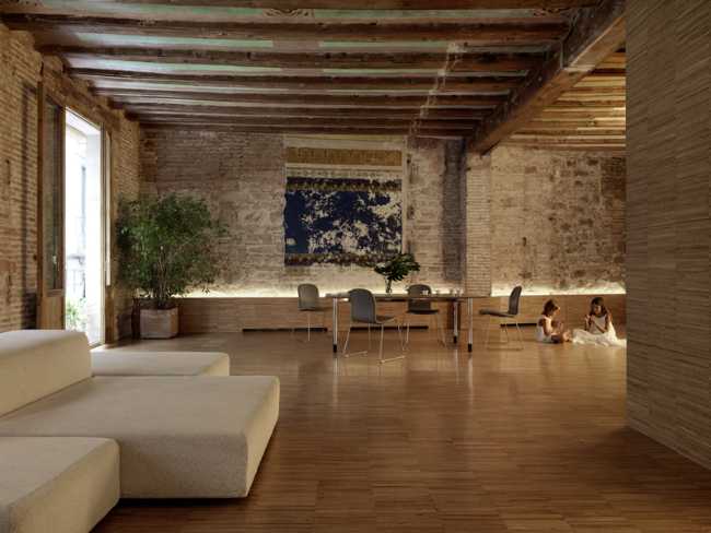 sala de estar paredes históricas y parquet