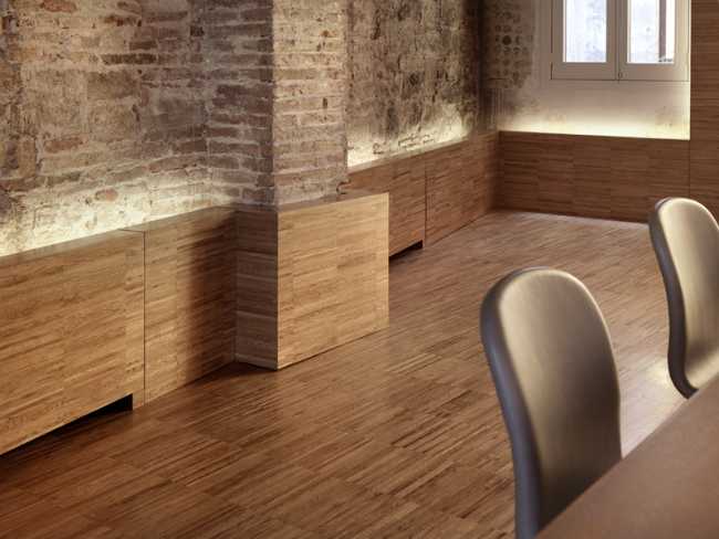 parquet silla y pared histórica